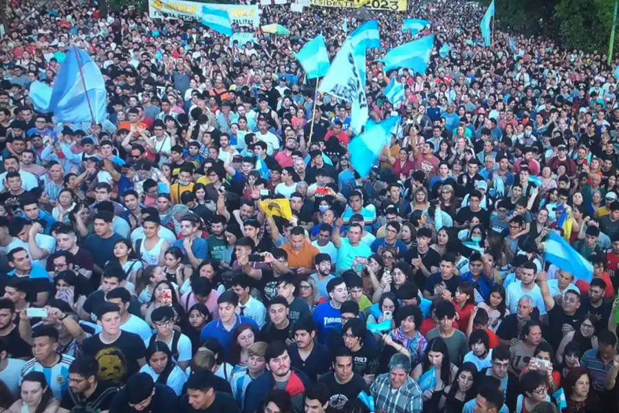 ACTO EN LA PLAZA ALBERDI. Seguidores de Milei se agolparon para escuchar su discurso. Foto de Prensa La Libertad Avanza