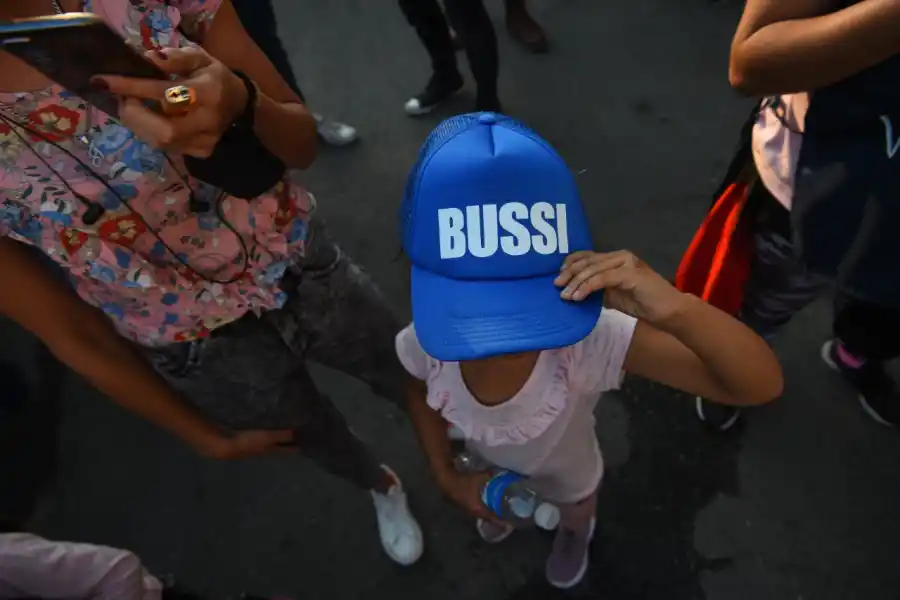 CON PRESENCIA DEL BUSSISMO. El espacio del líder de Fuerza Republicana coordinó el acto junto a Javier Milei. Foto de LA GACETA / Diego Aráoz