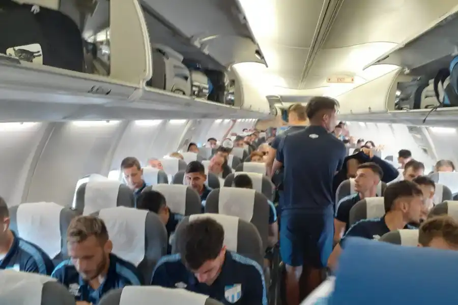 Seis finales para Atlético Tucumán: el plantel, con Lucas Pusineri, partió rumbo a Paraná