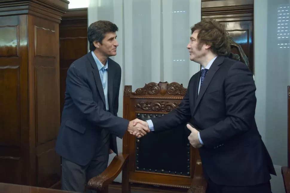 EN LA GACETA. El diputado y economista Javier Milei saluda al CEO de la empresa, José Pochat, durante una visita protocolar. 