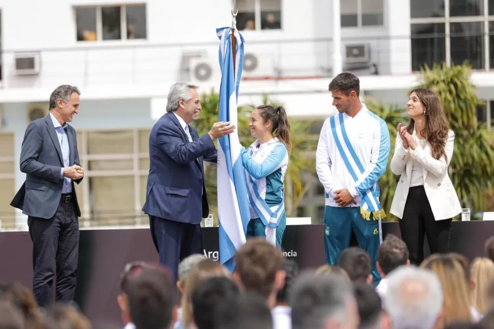 LUJO. El presidente, Alberto Fernández, tiene el honor de darle la bandera a Sánchez Moccia. 
