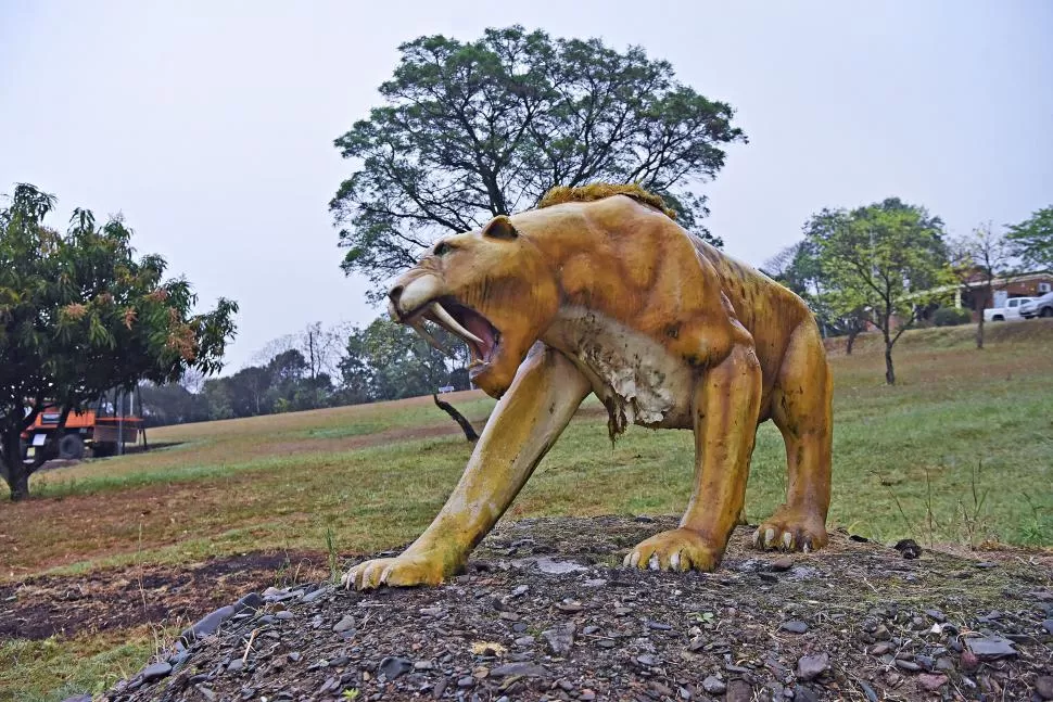 RÉPLICA. El tigre dientes de sable es una de las figuras del parque. GENTILEZA DE FEDERICO LANATI 