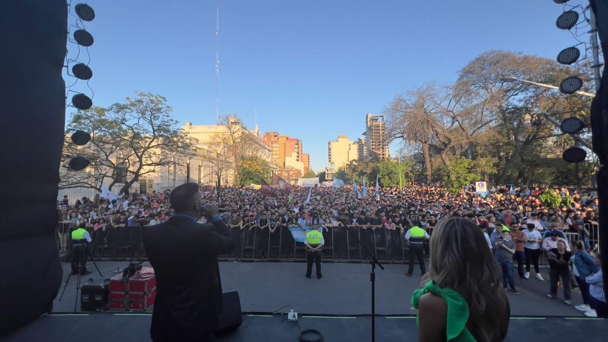 ACTO EN LA PLAZA ALBERDI. Seguidores de Milei se agolparon para escuchar su discurso. Foto de Prensa La Libertad Avanza