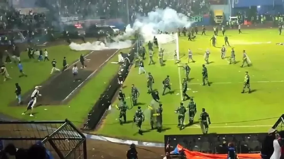 Ascienden a 174 los muertos por los disturbios en un partido de fútbol en Indonesia
