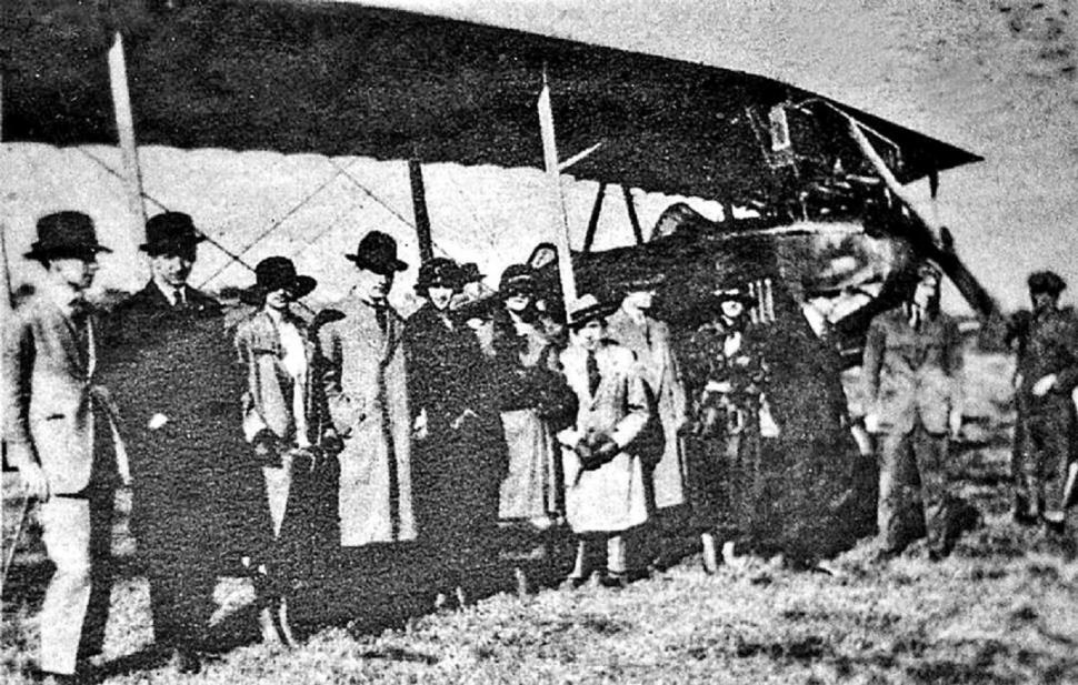 EN EL AEROCLUB. Los vuelos de acrobacias de los primeros tiempos atraían mucho público en Tucumán.