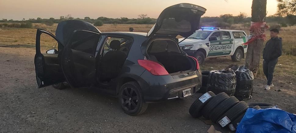 FRENO. Gendarmes secuestran los neumáticos que trasladan en auto.