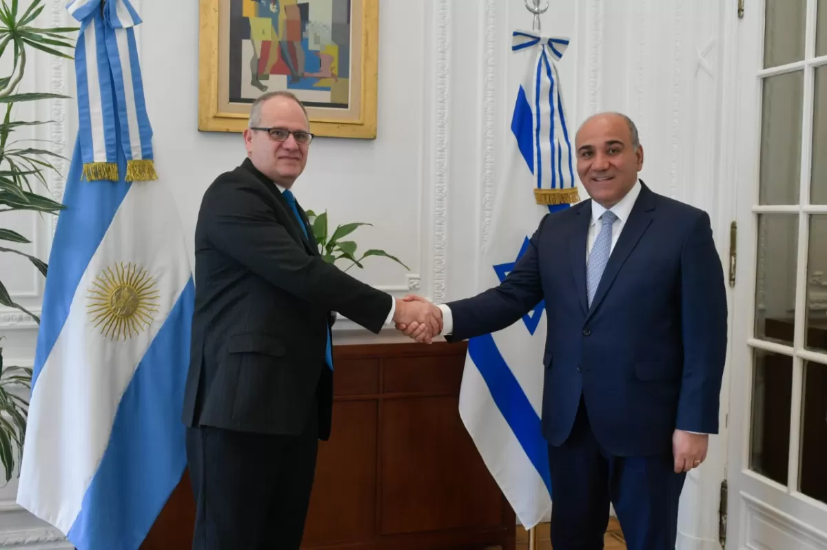 EN LA CASA ROSADA. El jefe de Gabinete, Juan Manzur, junto al embajador de Israel en Argentina, Eyal Sela. Foto de Jefatura de Gabinete