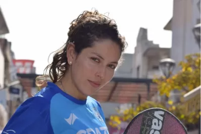 Dos damas con traje Mundial
