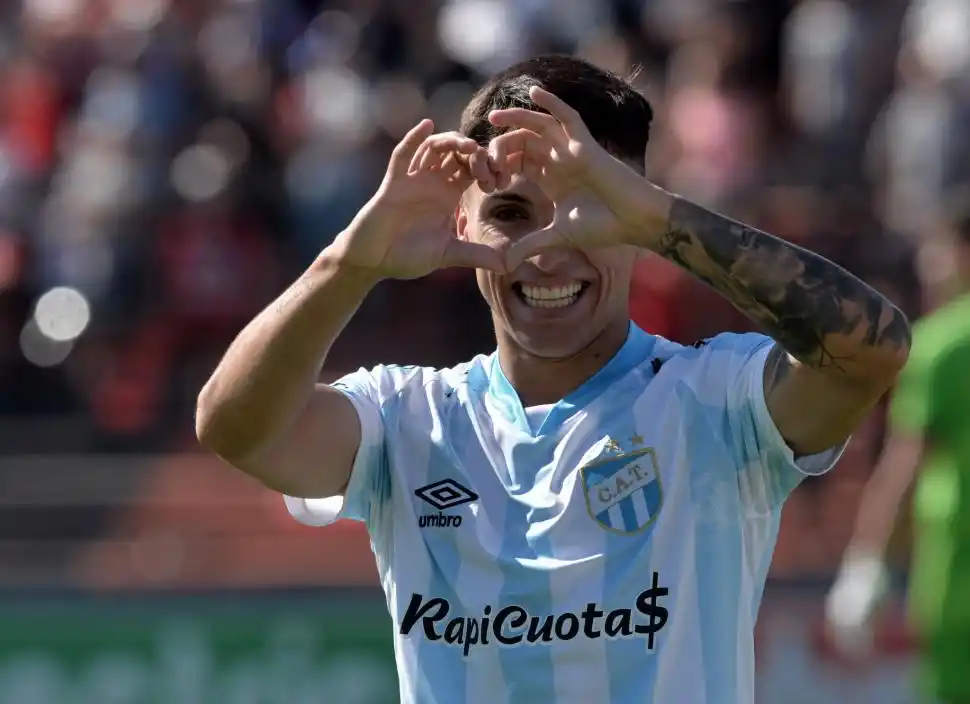 MADRUGADOR. Coronel abrió el marcador a los cinco minutos del partido. 