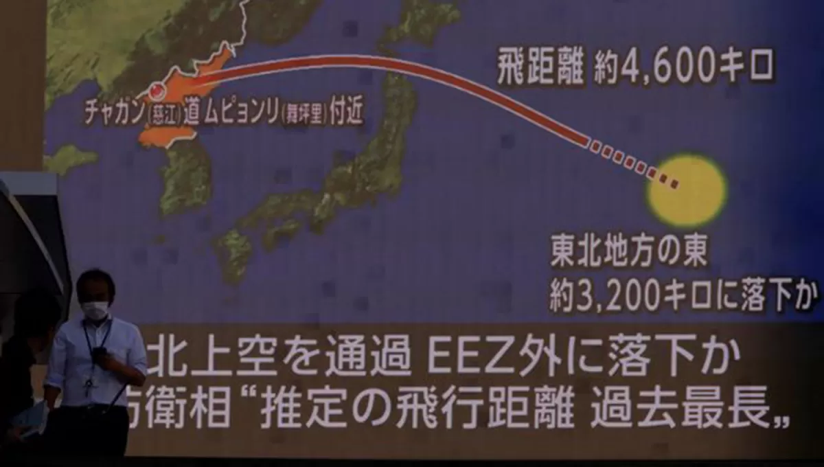 REPORTE. La televisión japonesa refleja el recorrido del misil balístico lanzado desde Corea del Norte.
