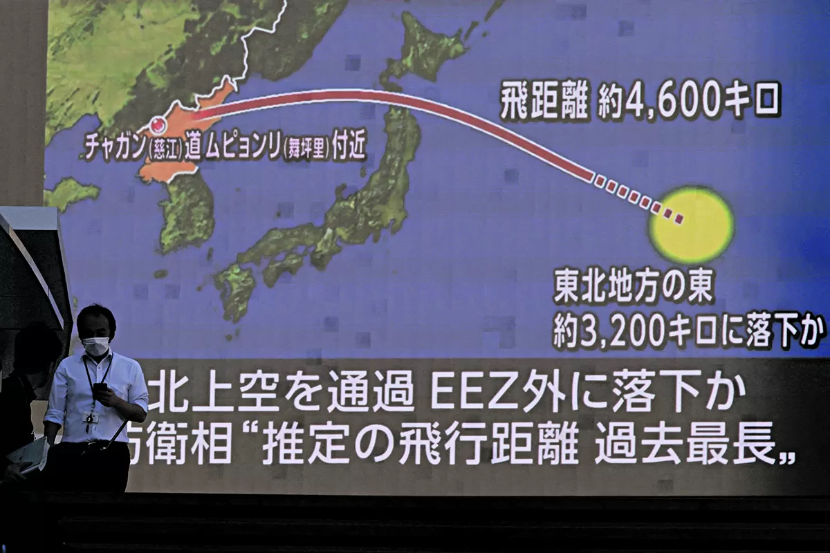 EN UN NOTICIERO DE TOKIO. En la pantalla se muestra la trayectoria un misil balístico de Corea del Norte que pasó por encima de Japón.