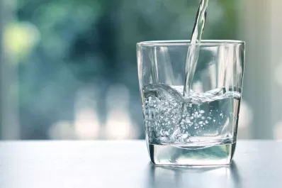 Tucumán: Bromatología advierte sobre una marca de agua de mesa no apta para consumo