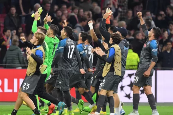 Con un tanto de Gio Simeone, Napoli consiguió un triunfo histórico ante Ajax