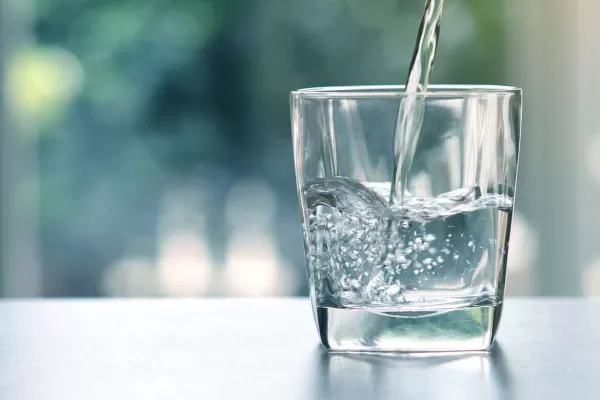 Tucumán: Bromatología advierte sobre una marca de agua de mesa no apta para consumo