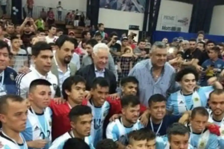 El capitán Decano se sumó a la movida para ayudar a la Selección Argentina de talla baja
