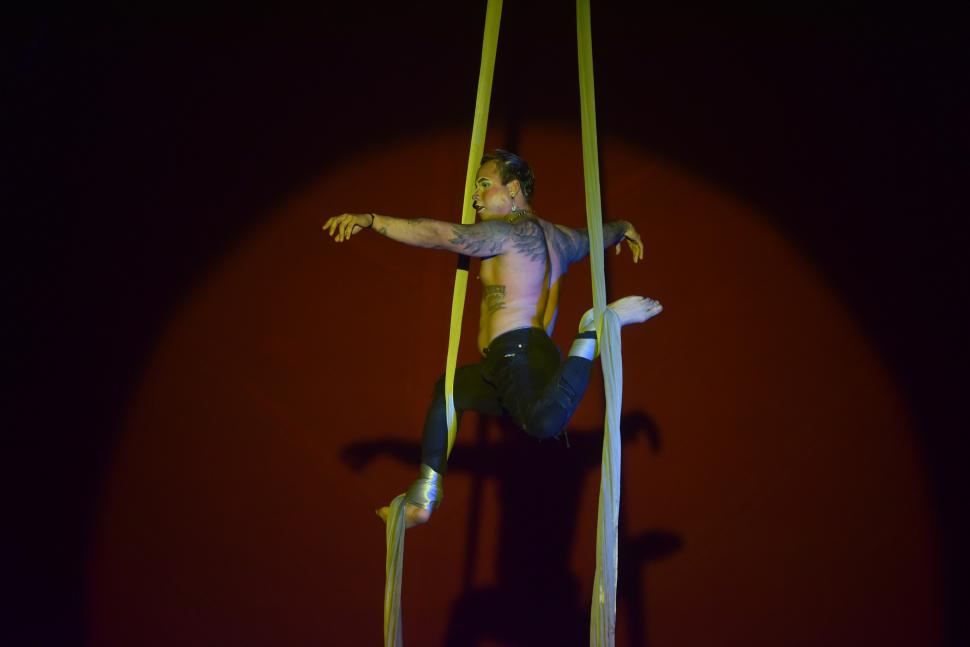 CUERPOS ELÁSTICOS. Una de las artistas de las acrobacias deslumbra con sus contorsiones.  