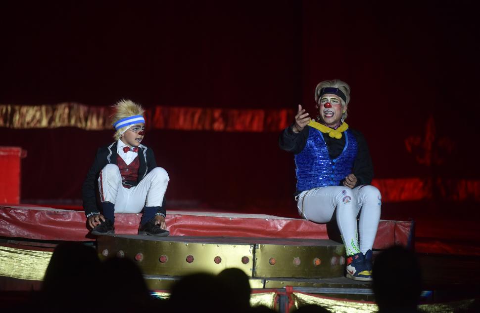 MOMENTO DE HUMOR. Dos payasos hacen su rutina en el circo.  