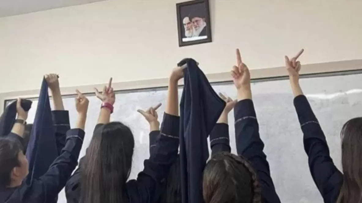Niñas iraníes se sacan el velo en la escuela