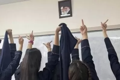Video: niñas iraníes se quitan en velo para manifestarse en contra del Gobierno
