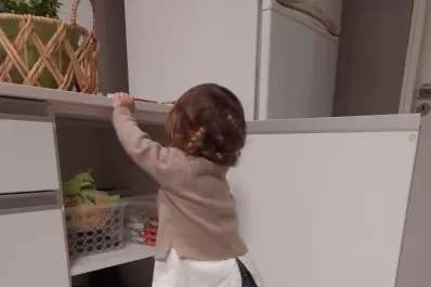 Siete tareas del hogar que tus hijos pueden empezar a hacer desde los 18 meses