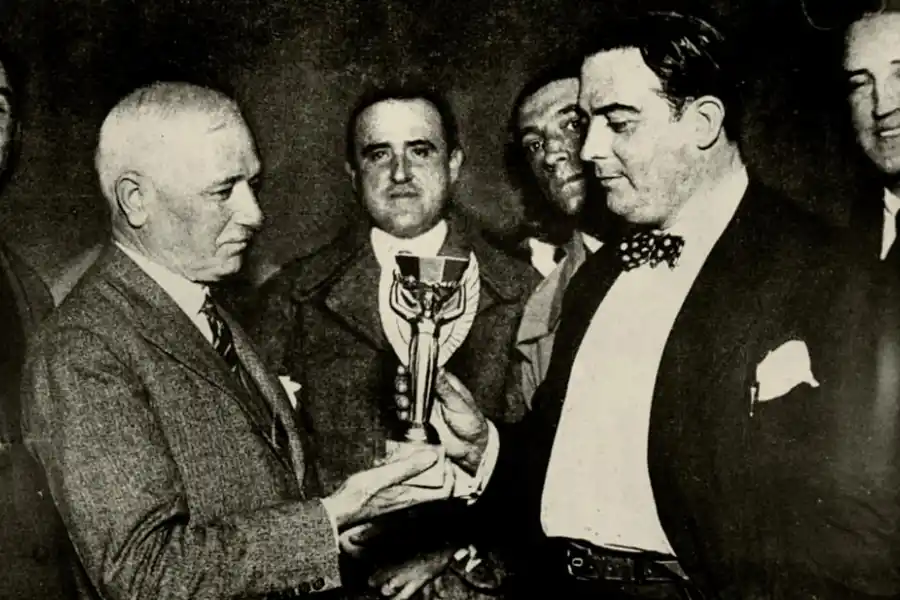 INAUGURAL. Jules Rimet entrega la primera Copa del Mundo al presidente de la federación uruguaya.