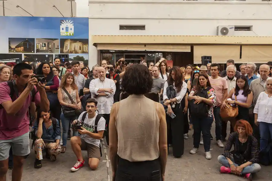 CONVOCATORIA. El festival se inició con una performance  participativa.