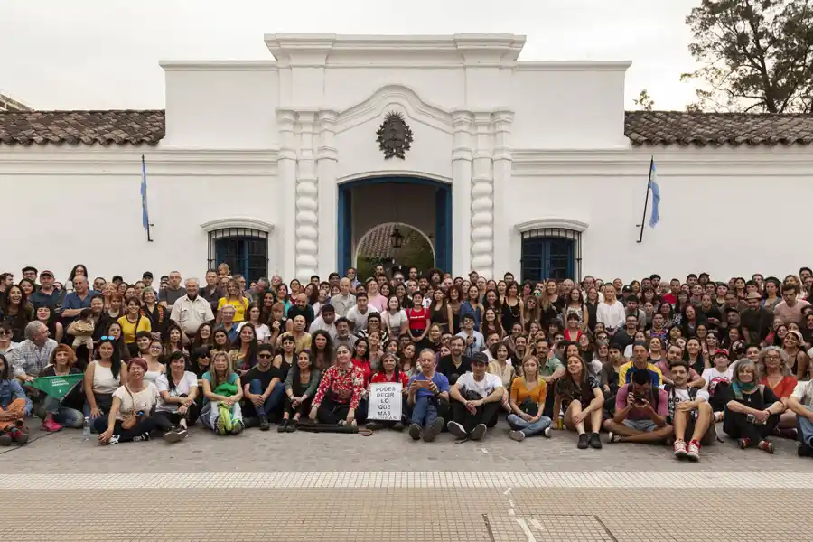 FOTO DE FAMILIA. El inicio de la Bienal quedó registrado en una foto general con el público.