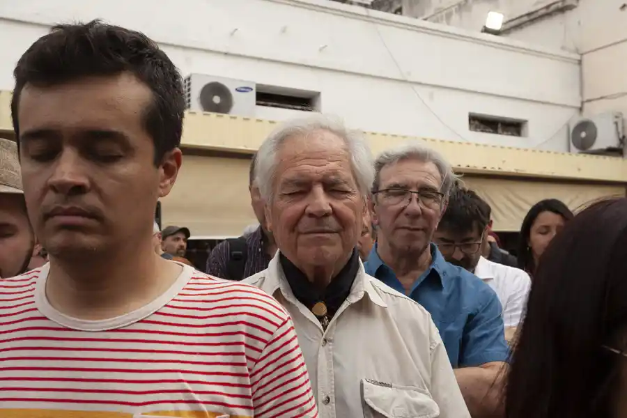 FRENTE A LA CASA HISTÓRICA. Durante la performance de Ananké Asseff, el público cerró los ojos para visualizar deseos.