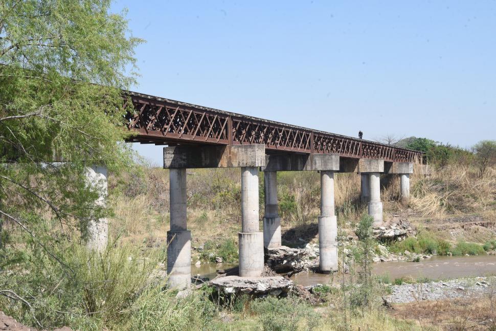 EROSIONADOS. Los pílotes cedieron en diciembre de 2019 y desde entonces dejaron de pasar las formaciones ferroviarias. 