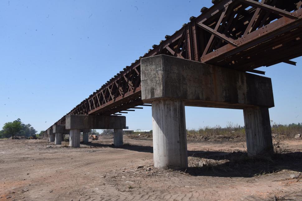 EXTENSO. El puente con vías y bases tiene 560 metros de largo, aunque el cruce estricto sobre el río Salí es de 100 metros.