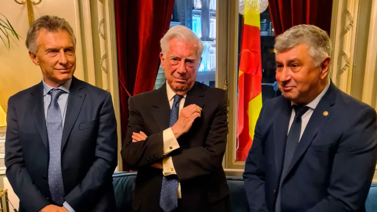 Mauricio Macri  acompañado de Mario Vargas Llosa