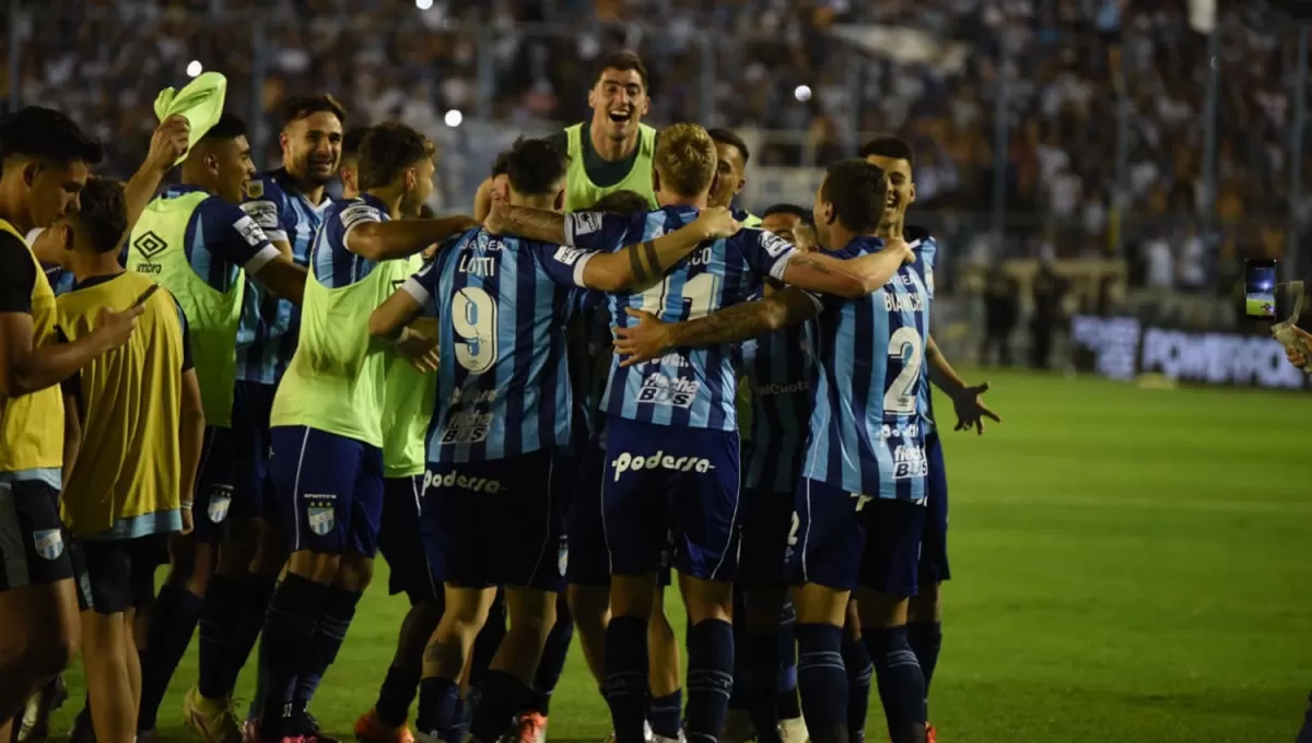 COMO UN TÍTULO. Los jugadores de Atlético Tucumán celebraron la victoria que los acerca cada vez más al soñado campeonato.