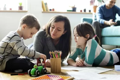 Trabajo en el exterior: ¿cuánto gana una niñera en Canadá y cuáles son los requisitos para el trabajo?
