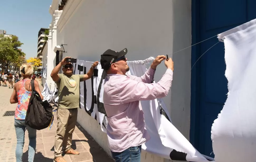 CLIMA. Mientras ocurría el hecho, la gente siguió pasando por el lugar. 