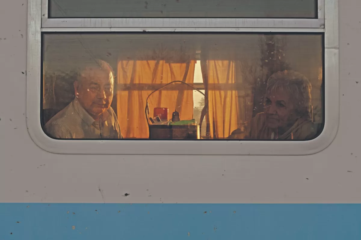 Bienal de Fotografía: documentaron la vida y los sueños de quienes viajan en el tren que une Tucumán con Buenos Aires