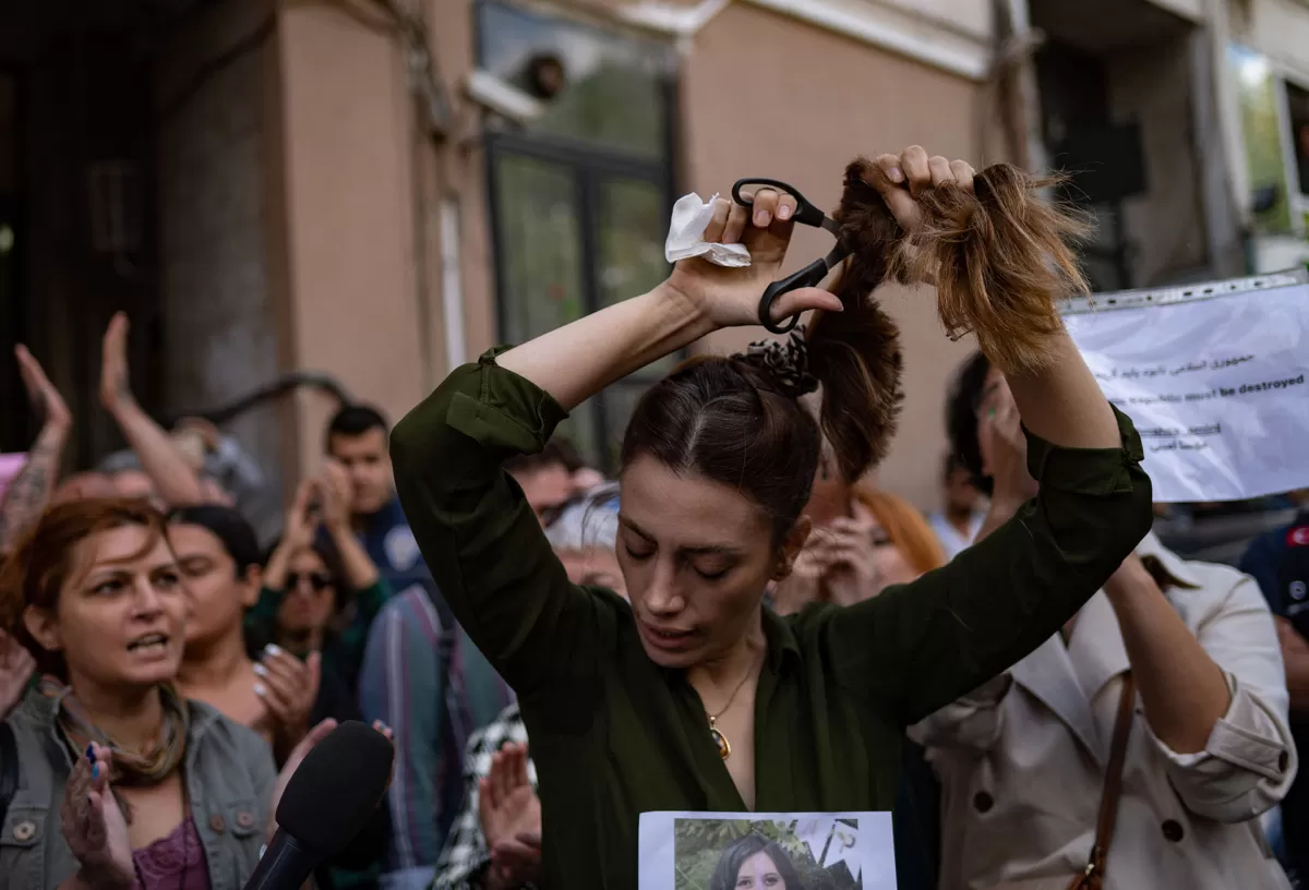 Mujeres se cortan el pelo en señal de protesta contra el regimen iraní