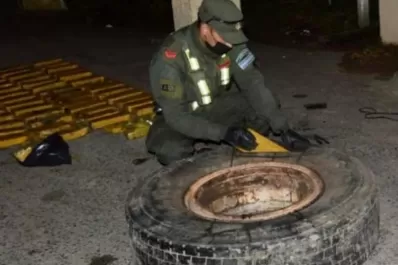 Llevaba más de 113 kilos marihuana en dos ruedas de auxilio y terminó detenido