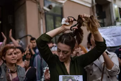 Por qué algunas mujeres se están cortando el pelo como forma de protesta