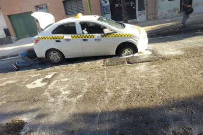 Video: un cráter con líquidos cloacales se tragó la rueda de un taxi en Italia al 1.400