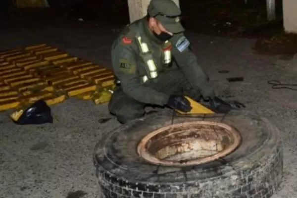 Llevaba más de 113 kilos marihuana en dos ruedas de auxilio y terminó detenido