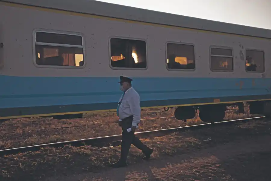 Bienal de Fotografía: documentaron la vida y los sueños de quienes viajan en el tren que une Tucumán con Buenos Aires