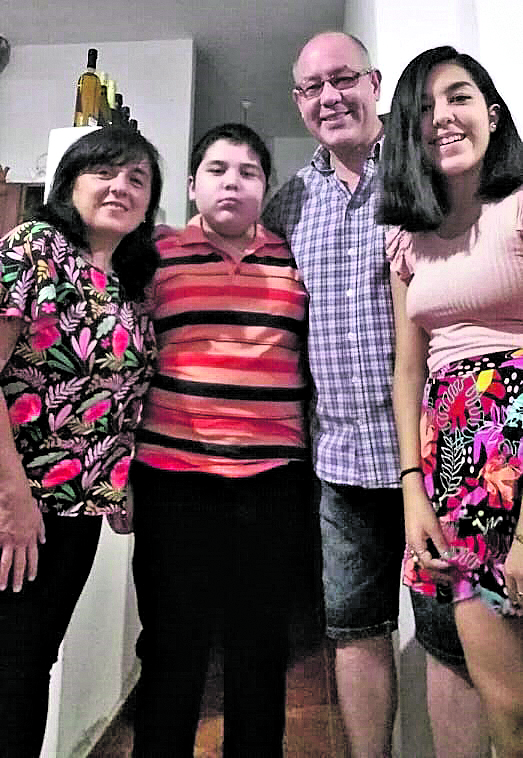 FELICES. Luis Roberto Mendiara junto a su esposa, Karina, y sus hijos, Facundo y Lourdes.  