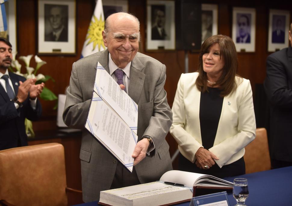 Julio María Sanguinetti: “Argentina es menos atenida a la institucionalidad”