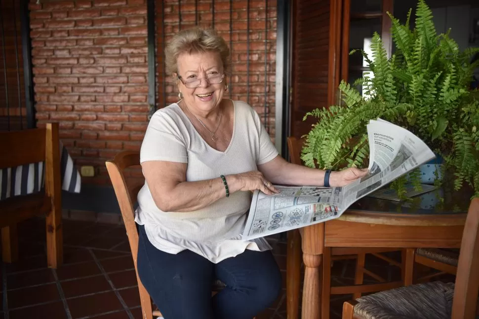 ENTRETENIDA. Además de desayunar todos los días con LA GACETA, Ana aprovecha para divertirse un rato con los tradicionales crucigramas del diario. 