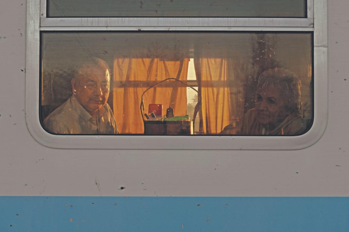Bienal de Fotografía: documentaron la vida y los sueños de quienes viajan en el tren que une Tucumán con Buenos Aires