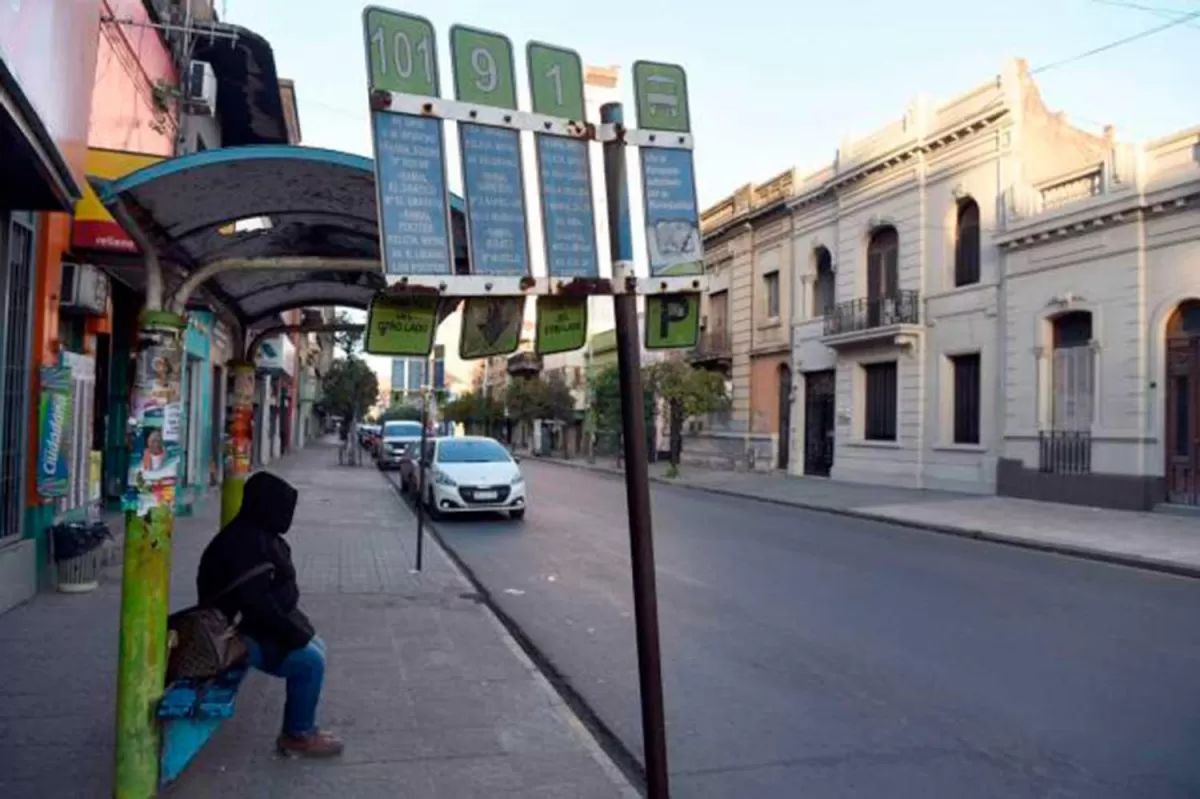 CRISIS DEL TRANSPORTE. Un usuario aguarda la llegada del colectivo en una parada de San Miguel de Tucumán. Foto de Archivo LA GACETA