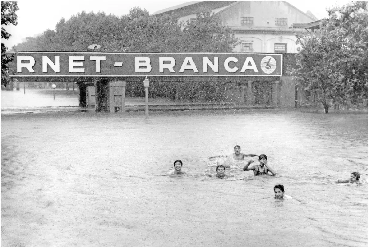 SIN SOLUCIÓN. La inundación debajo del puente del tren en la calle 24 de Septiembre lleva décadas. En la foto los chicos juegan, pero hubo varias tragedias.