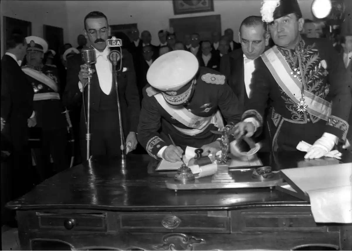 LA GORRA DE UN PRESIDENTE. Juan Carlos Onganía firma el libro de visitas en la Casa Histórica.