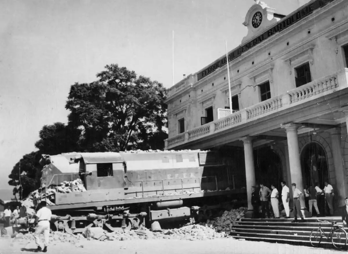 SE QUEDÓ SIN FRENOS. El tren perforó los límites de la estación y casi llega a la plaza Alberdi, en 1965.