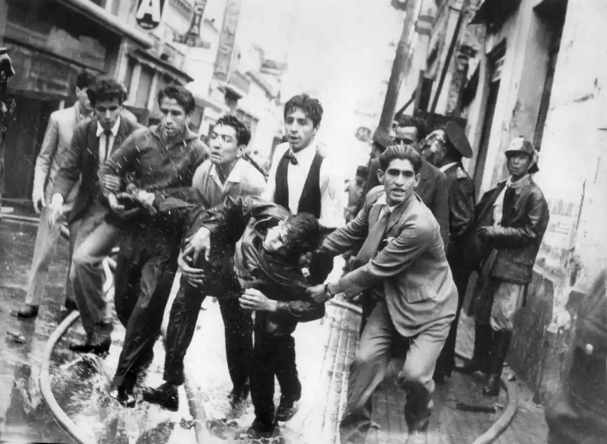 VÍCTIMA DE LA REPRESIÓN. Un joven es socorrido durante las protestas por la educación “libre o laica”.